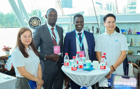 御光FILMBASE LED光电媒体玻璃作为深圳优秀企业产品代表，在深圳工业馆展出