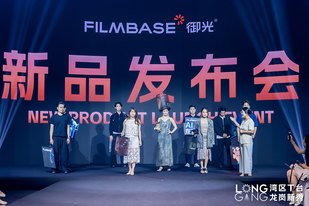 权威媒体聚焦御光FILMBASE新品发布会，飞天屏&穿戴屏燃爆“湾区T台”