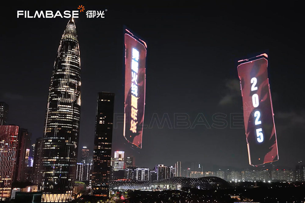 Flying Display shines at Shenzhen Talent Park, illuminating the CF Carnival and attracting Taiwanese influencer “Director” to stop and check in