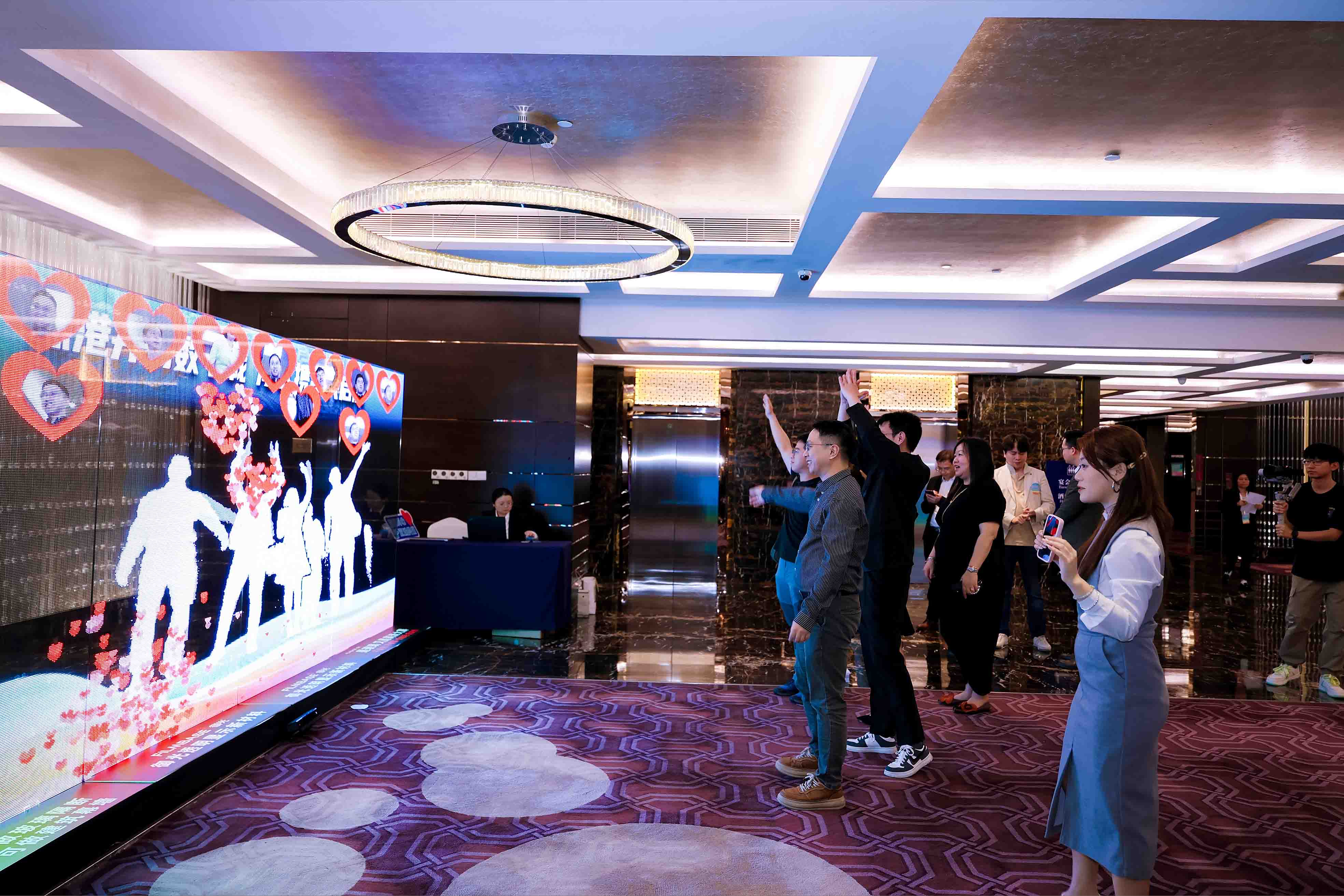 透明视界筑纽带 深港同心向未来｜御光 3D 互动签名墙 焕新深港交流体验