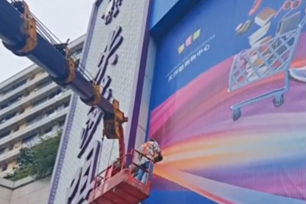 New arrival! FILMBASE 3D transparent Media Film illuminates the Walmart in Baolong District, Longgang.